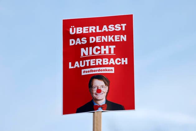 Bei einer angemeldeten Demo unter dem Motto Frieden, Freiheit, Selbstbestimmung - Freie Impfentscheidung demonstrierten etwa 10.000 Gegner einer Impfpflicht mit einem Spaziergang gegen die Corona-Maßnahmen der Bundesregierung und für eine individuelle Impfentscheidung, Grundrechte und unversehrte Kinder - darunter auch viele Pflegekräfte, die wegen der Impfpflicht im Gesundheitsbereich ihren Job zu verlieren drohen. Düsseldorf, 05.02.2022 Foto:xC.xHardtx xFuturexImage