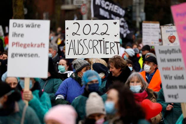 Bei einer angemeldeten Demo unter dem Motto Frieden, Freiheit, Selbstbestimmung - Freie Impfentscheidung demonstrierten etwa 10.000 Gegner einer Impfpflicht mit einem Spaziergang gegen die Corona-Maßnahmen der Bundesregierung und für eine individuelle Impfentscheidung, Grundrechte und unversehrte Kinder - darunter auch viele Pflegekräfte, die wegen der Impfpflicht im Gesundheitsbereich ihren Job zu verlieren drohen. Düsseldorf, 05.02.2022 Foto:xC.xHardtx xFuturexImage