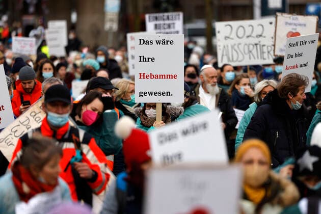 Bei einer angemeldeten Demo unter dem Motto Frieden, Freiheit, Selbstbestimmung - Freie Impfentscheidung demonstrierten etwa 10.000 Gegner einer Impfpflicht mit einem Spaziergang gegen die Corona-Maßnahmen der Bundesregierung und für eine individuelle Impfentscheidung, Grundrechte und unversehrte Kinder - darunter auch viele Pflegekräfte, die wegen der Impfpflicht im Gesundheitsbereich ihren Job zu verlieren drohen. Düsseldorf, 05.02.2022 Foto:xC.xHardtx xFuturexImage