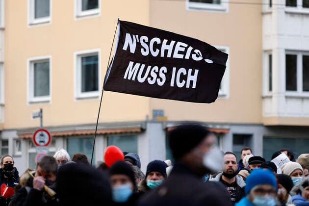 Bei einer angemeldeten Demo unter dem Motto Frieden, Freiheit, Selbstbestimmung - Freie Impfentscheidung demonstrierten etwa 10.000 Gegner einer Impfpflicht mit einem Spaziergang gegen die Corona-Maßnahmen der Bundesregierung und für eine individuelle Impfentscheidung, Grundrechte und unversehrte Kinder - darunter auch viele Pflegekräfte, die wegen der Impfpflicht im Gesundheitsbereich ihren Job zu verlieren drohen. Düsseldorf, 05.02.2022 Foto:xC.xHardtx xFuturexImage