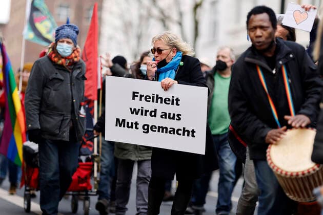 Bei einer angemeldeten Demo unter dem Motto Frieden, Freiheit, Selbstbestimmung - Freie Impfentscheidung demonstrierten etwa 10.000 Gegner einer Impfpflicht mit einem Spaziergang gegen die Corona-Maßnahmen der Bundesregierung und für eine individuelle Impfentscheidung, Grundrechte und unversehrte Kinder - darunter auch viele Pflegekräfte, die wegen der Impfpflicht im Gesundheitsbereich ihren Job zu verlieren drohen. Düsseldorf, 05.02.2022 Foto:xC.xHardtx xFuturexImage