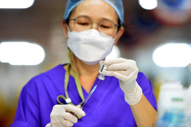 (220206) -- BANGKOK, Feb. 6, 2022 -- A health worker prepares a dose of COVID-19 vaccine in Bangkok, Thailand, Feb. 5, 2022. ) THAILAND-BANGKOK-COVID-19-VACCINATION RachenxSageamsak 