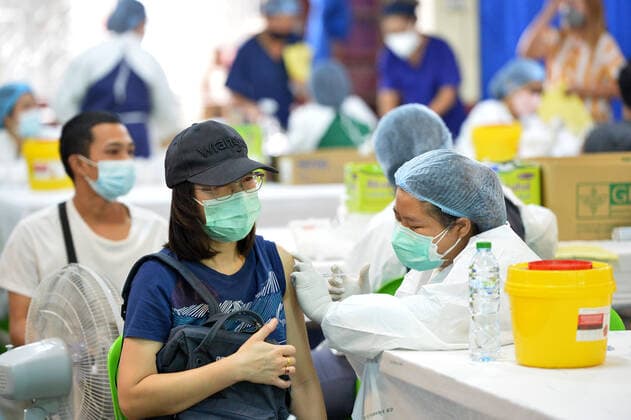 (220206) -- BANGKOK, Feb. 6, 2022 -- A woman receives a dose of COVID-19 vaccine in Bangkok, Thailand, Feb. 5, 2022. ) THAILAND-BANGKOK-COVID-19-VACCINATION RachenxSageamsak 