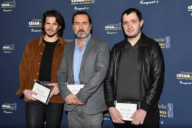 Frankreich, nationaler Filmpreis Cesar - Bekanntgabe der Nominierungen Francois Civil, Gilles Lellouche and Karim Leklou - Dejeuner des nommes aux Cesar 2022 au Fouquet s a Paris CELEBRITES : Dejeuner des nommes aux Cesar 2022 au Fouquet s - Paris - 06 02 2022 LionelUrman Panoramic 