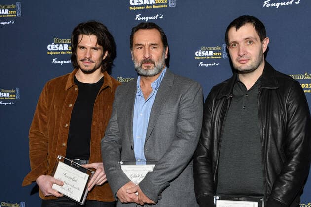 Frankreich, nationaler Filmpreis Cesar - Bekanntgabe der Nominierungen Francois Civil, Gilles Lellouche and Karim Leklou - Dejeuner des nommes aux Cesar 2022 au Fouquet s a Paris CELEBRITES : Dejeuner des nommes aux Cesar 2022 au Fouquet s - Paris - 06 02 2022 LionelUrman Panoramic 