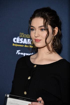 Frankreich, nationaler Filmpreis Cesar - Bekanntgabe der Nominierungen Anamaria Vartolomei - Dejeuner des nommes aux Cesar 2022 au Fouquet s a Paris CELEBRITES : Dejeuner des nommes aux Cesar 2022 au Fouquet s - Paris - 06 02 2022 LionelUrman Panoramic 