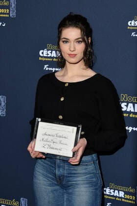 Frankreich, nationaler Filmpreis Cesar - Bekanntgabe der Nominierungen Anamaria Vartolomei - Dejeuner des nommes aux Cesar 2022 au Fouquet s a Paris CELEBRITES : Dejeuner des nommes aux Cesar 2022 au Fouquet s - Paris - 06 02 2022 LionelUrman Panoramic 