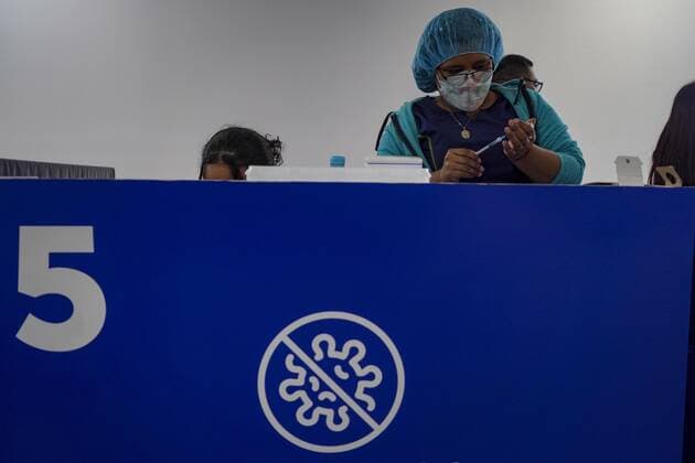 February 6, 2022: A health worker prepares a Pfizer COVID-19 vaccine. The Salvadoran Ministry of Health announced it had surpassed 10 million vaccine doses applied. - ZUMAf143 20220206_zip_f143_002 Copyright: xCamiloxFreedmanx