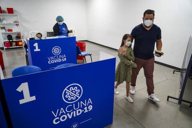 February 6, 2022: A Salvadoran patient walks after receiving a dose of the Pfizer COVID-19 vaccine. The Salvadoran Ministry of Health announced it had surpassed 10 million vaccine doses applied. - ZUMAf143 20220206_zip_f143_008 Copyright: xCamiloxFreedmanx