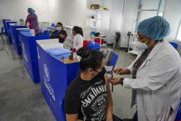 February 6, 2022: A health worker applies a Pfizer COVID-19 vaccine. The Salvadoran Ministry of Health announced it had surpassed 10 million vaccine doses applied. - ZUMAf143 20220206_zip_f143_011 Copyright: xCamiloxFreedmanx