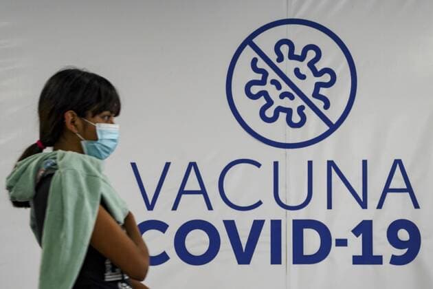 February 6, 2022: A Salvadoran patient walks after receiving a dose of the Pfizer COVID-19 vaccine. The Salvadoran Ministry of Health announced it had surpassed 10 million vaccine doses applied. - ZUMAf143 20220206_zip_f143_012 Copyright: xCamiloxFreedmanx