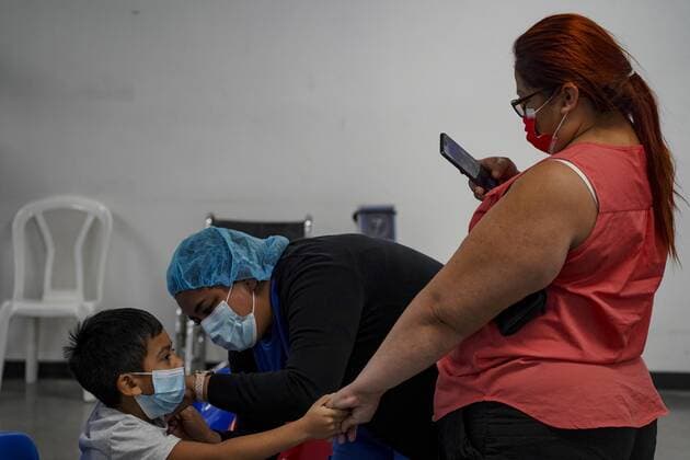 February 6, 2022: A health worker applies a Pfizer COVID-19 vaccine. The Salvadoran Ministry of Health announced it had surpassed 10 million vaccine doses applied. - ZUMAf143 20220206_zip_f143_013 Copyright: xCamiloxFreedmanx