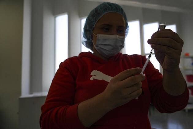 February 6, 2022: A health worker prepares a Pfizer COVID-19 vaccine. The Salvadoran Ministry of Health announced it had surpassed 10 million vaccine doses applied. - ZUMAf143 20220206_zip_f143_014 Copyright: xCamiloxFreedmanx