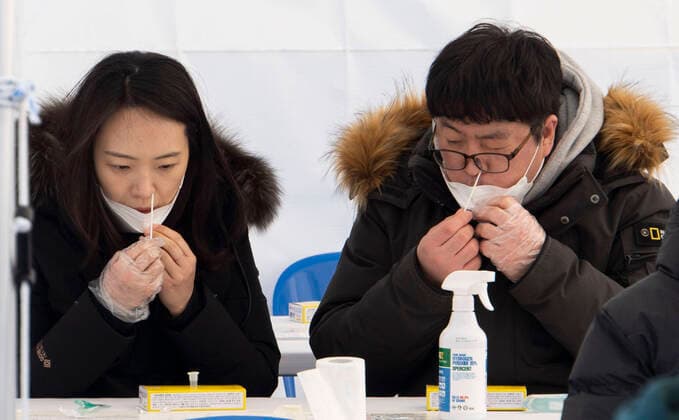 (220207) -- SEOUL, Feb. 7, 2022 -- People take COVID-19 self test at a testing site outside the Seoul Olympic Stadium in Seoul, South Korea, Feb. 6, 2022. South Korea reported 35,286 more cases of COVID-19 as of midnight Sunday compared to 24 hours ago, raising the total number of infections to 1,044,963, the health authorities said on Monday. The daily caseload was down from 38,689 in the previous day, but it hovered above 30,000 for the third consecutive day, according to the Korea Disease Control and Prevention Agency (KDCA). (Photo by Xinhua) SOUTH KOREA-SEOUL-COVID-19-CASES SeoxYu-Seok 