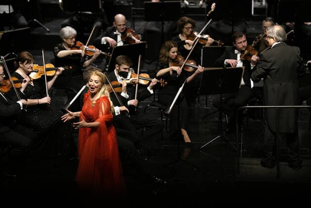 (220207) -- SALZBURG, Feb. 7, 2022 -- Austrian soprano Viktoria Varga performs at a concert in Salzburg, Austria, Feb. 6, 2022. A chamber concert celebrating traditional and modern Chinese music classics was held in the historic House for Mozart in Salzburg, Austria on Sunday evening. (Photo by Xinhua) AUSTRIA-SALZBURG-CONCERT-CHINESE MUSIC CLASSICS TongxWeiwei 