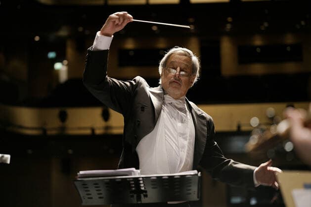 (220207) -- SALZBURG, Feb. 7, 2022 -- Austrian conductor Christian Pollack is seen at a concert in Salzburg, Austria, Feb. 6, 2022. A chamber concert celebrating traditional and modern Chinese music classics was held in the historic House for Mozart in Salzburg, Austria on Sunday evening. (Photo by Xinhua) AUSTRIA-SALZBURG-CONCERT-CHINESE MUSIC CLASSICS TongxWeiwei 