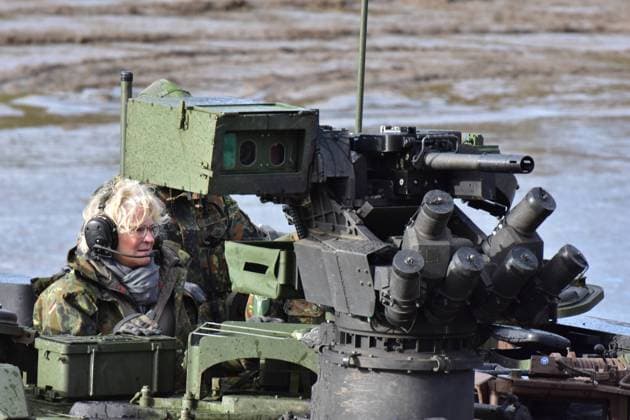 Antrittsbesuch der Verteidigungsministerin Christine Lambrecht beim Deutschen Heer Bei ihrem Antrittsbesuch beim Deutschen Heer informierte sich die Verteidigungsministerin Christine Lambrecht über die Fähigkeiten der Panzerlehrbrigade 9 Niedersachsen in Munster. Das Heer stellte sich bei einer Dynamischen Vorführung und einer statischen Fahrzeugschau vor. Am Ende des Besuches wurden die neuen Kampfpanzer Leopard 2 A7V an die Panzerlehrbrigade 9 übergeben. Mitfahrt der Ministerin im GTK Boxer. Munster Niedersachsen Deutschland
