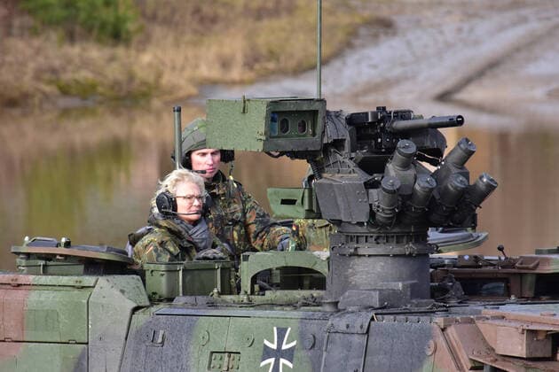 Bilder des Jahres 2022, News 02 Februar News Themen der Woche KW06 News Bilder des Tages Antrittsbesuch der Verteidigungsministerin Christine Lambrecht beim Deutschen Heer Bei ihrem Antrittsbesuch beim Deutschen Heer informierte sich die Verteidigungsministerin Christine Lambrecht über die Fähigkeiten der Panzerlehrbrigade 9 Niedersachsen in Munster. Das Heer stellte sich bei einer Dynamischen Vorführung und einer statischen Fahrzeugschau vor. Am Ende des Besuches wurden die neuen Kampfpanzer Leopard 2 A7V an die Panzerlehrbrigade 9 übergeben. Mitfahrt der Ministerin im GTK Boxer. Munster Niedersachsen Deutschland
