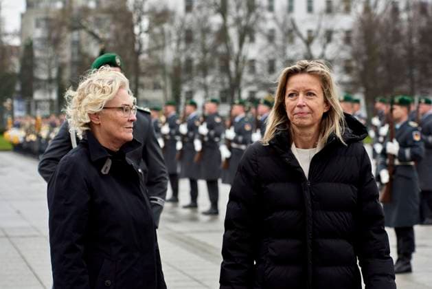 Verteidigungsministerin Christine Lambrecht und Kajsa Ollongren Europ, Deutschland,Berlin, 08.02.2022: Verteidigungsministerin Christine Lambrecht empfängt ihre Amtkollegin Kajsa Ollongren zum Antrittsbesuch im Bendlerblock. Die heutigen Gespäche betreffen die bilaterale Kooperation und die aktuelle Situation in der NATO.