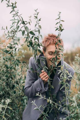 IMAGO Creative, Jahreszeit Herbst, Ferien Redhead Russian woman playing in leaves of tree on autumn day Russia, Moscow Oblast, Russia CR_AIAI220207-920140-01 ,model released, Symbolfoto