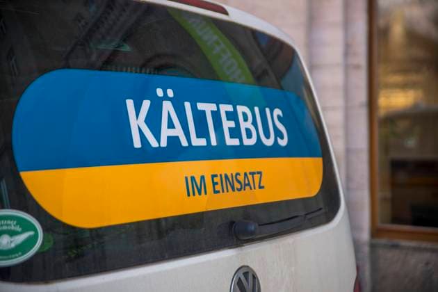 Die sog. Barber Angels - ein Zusammenschluss von Friseurinnen aus ganz Deutschland bieten Haarschnitte für Obdachlose an. Hier im Ringcafe in Leipzig. Organisiert wurde die Aktion vom Kältebus Street Mobil Leipzig