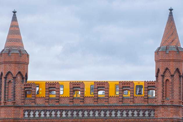 Symbolbild Berlin Deutschland, Berlin am 09.02.2022: Eine gelbe U-Bahn der BVG zwieschen zwei Turme der Oberbaumbrücke.