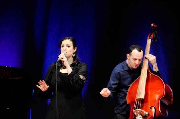 Die deutsch-türkische Jazz-Sängerin Ayca Mirac mit dem Bassisten Philipp Grußendorf in der Essener Philharmonie. The German-Turkish jazz singer Ayca Mirac with bassist Philipp Grußendorf at the Philharmonie Essen. Essen NRW DEU;DE;GERMANY;DEUTSCHLAND;ALLEMAGNE
