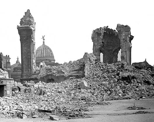 Dresdner Frauenkirche Trümmerberg nach dem Einsturz am 15.2.1945. Aufnahmedatum geschätzt. Dresden Sachsen GERMANY