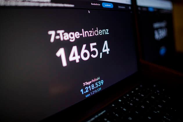 Corona 7-day incidence on 10 02 2022 Germany on 10 02 2022 The RKI dashboard showing nationwide 7-day incidences 1465.4 figures on a laptop computer