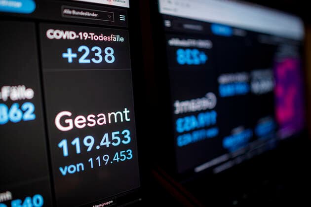 Covid-19-Todesfälle am 10.02.2022 Deutschland am 10.02.2022: Das RKI Dashboard mit den bundesweiten Covid-19-Todesfälle (+238) und den Gesamten Tode mit und Durch Corona (119453) auf einem Laptop.