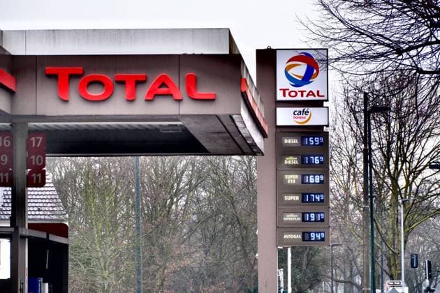 Düsseldorf 10.02.2022 Total Tankstelle Logo Schriftzug Leuchtreklame Benzinpreis Benzin Treibstoff Preiserhöhung Rohöl-Knappheit Diesel Zapfsäule Zapfhahn Ölpreis Inflation Düsseldorf Nordrhein-Westfalen Deutschland