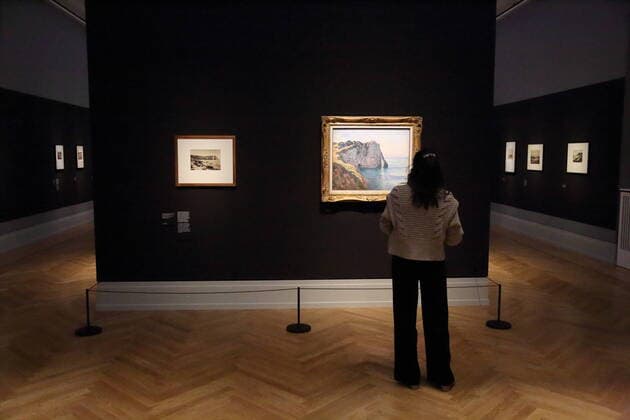 Bilder des Jahres 2022, Entertainment 02 Februar Entertainment Themen der Woche KW06 Eine Frau betrachtet ein Gemälde von Claude Monet (Steilküste von Aval, 1885) während des Presserundgangs in der Ausstellung Eine neue Kunst. Photographie und Impressionismus im Museum Barberini in Potsdam, 10. Februar 2022. Ausstellungslaufzeit: 12. Februar bis 8. Mai 2022. Museum Barberini Austellung Eine neue Kunst. Photographie und Impressionismus