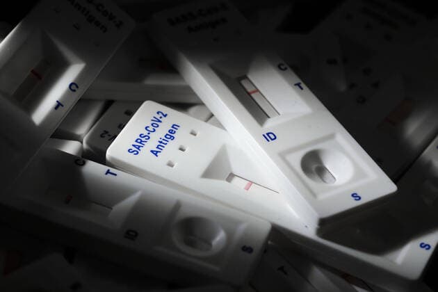 Negative SARS CoV 2 Rapid Ag Antigen rapid tests are on a table Berlin, 11 02 2022 Berlin Germany Copyright: xThomasxTrutschel photothek.dex