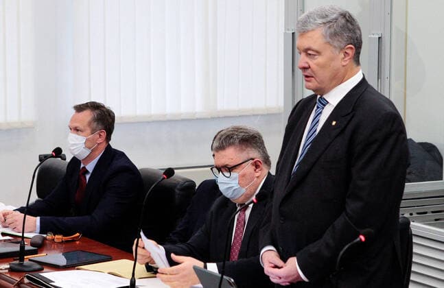Bilder des Jahres 2022, News 02 Februar News Themen der Woche KW06 KIEV, UKRAINE - FEBRUARY 11, 2022: Ukraine s ex-President Petro Poroshenko (R) and his lawyers appear at a hearing into an appeal against pre-trial restrictions at the Court of Appeal. Poroshenko faces treason charges over alleged purchases of coal from Donbass in 2014-2015. Anna Marchenko TASS  TS12276F