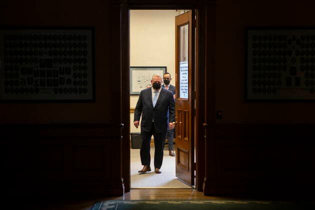 Kanada, Pressekonferenz zum Notstand in Ontario February 11, 2022, TORONTO, ON, CAN: Ontario Premier Doug Ford leaves his office to attend a news conference at the Queens Park Legislature, in Toronto, on Friday, February 11, 2022. Ford says he is declaring a state of emergency in response to ongoing blockades in Ottawa and Windsor, Ont. TORONTO CAN  - ZUMAc35_ 20220211_zaf_c35_099 Copyright: xChrisxYoungx