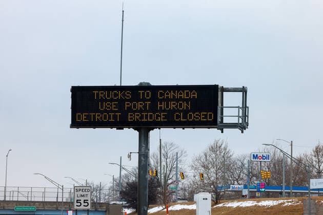 February 11, 2022, Detroit, Michigan: A M-Dot traffic board on Interstate 75 informs truckers to use an alternative bridge to Canada in Port Huron, Michigan, which is 70 miles north of Detroit, Michigan, after Canadian truckers blocked The Ambassador Bridge on the Canadian side of the boarder in response to protest against COVID-19 vaccine mandates and restrictions. Detroit United States of America  - ZUMAd167 20220211_new_d167_003 Copyright: xBrianxDempseyx