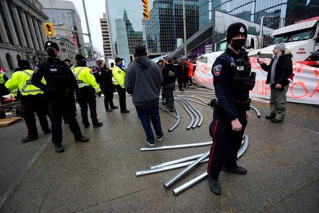 February 11, 2022, Ottawa, ON, CAN: Police form a ring around protesters who were building a tent structure on Wellington Street, on the 15th day of a protest against COVID-19 measures that has grown into a broader anti-government protest, in Ottawa, Friday, Feb. 11, 2022. Ottawa CAN  - ZUMAc35_ 20220211_zaf_c35_175 Copyright: xJustinxTangx
