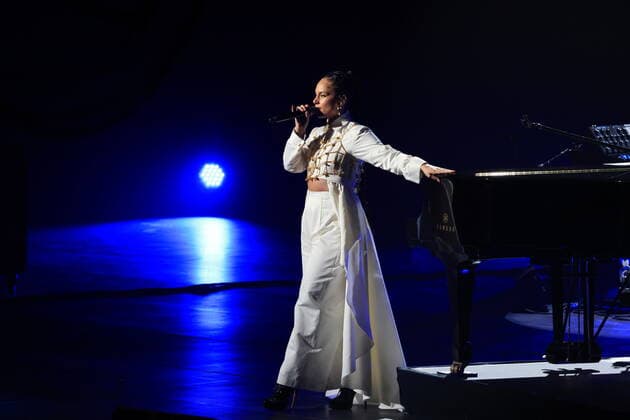 (220212) -- ALULA, Feb. 12, 2022 -- Alicia Keys performs during the One Night Only concert in AlUla, Saudi Arabia, Feb. 11, 2022. ) SAUDI ARABIA-ALULA-CONCERT-ALICIA KEYS WangxHaizhou 