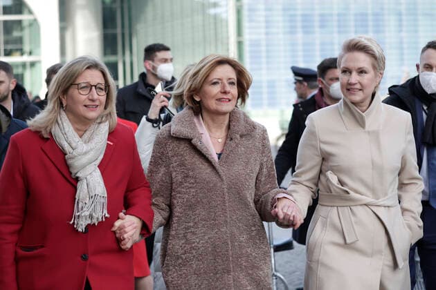 Anke Rehlinger, Ministerin fuer Wirtschaft, Arbeit, Energie und Verkehr des Saarlandes, Malu Dreyer, Ministerpraesidentin von Rheinland-Pfalz, SPD, Manuela Schwesig, Ministerpraesidentin von Mecklenburg-Vorpommern, SPD, Fototermin der SPD im Vorfeld der 17. Bundesversammlung mit prominenten Wahlfrauen und Wahlmaennern der SPD, DEU, Berlin, 12.02.2022 *** Anke Rehlinger, Minister for Economy, Labor, Energy and Transport of Saarland, Malu Dreyer, Minister President of Rhineland-Palatinate, SPD, Manuela Schwesig, Minister President of Mecklenburg-Western Pomerania, SPD, photo opportunity of the SPD in the run-up to the 17 Federal Assembly with prominent electoral women and electoral men of the SPD, DEU, Berlin, 12 02 2022