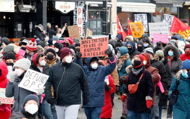 February 12, 2022, Ottawa, ON, CANADA: Counter-protestors gather in support of vaccines and mandates as a larger group of people against COVID-19 measures has grown into a broader anti-government protest in Ottawa on Saturday, February 12, 2022. Ottawa CANADA  - ZUMAc35_ 20220212_zaf_c35_246 Copyright: xPatrickxDoylex