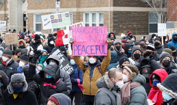 February 12, 2022, Ottawa, ON, CANADA: Counter-protestors gather in support of vaccines and mandates as a larger group of people against COVID-19 measures has grown into a broader anti-government protest in Ottawa on Saturday, February 12, 2022. Ottawa CANADA  - ZUMAc35_ 20220212_zaf_c35_249 Copyright: xPatrickxDoylex