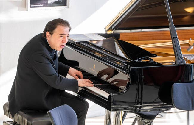 8. Mainzer Komponistenportrait mit Fazil Say Kammerkonzert im Staatstheater Mainz, Fazil Say geboren am 14. Januar 1970 in Ankara, Türkei ist ein türkischer Pianist und Komponist. Say ist in der Türkei zudem ein bekannter Bürgerrechtsaktivist. 13.02.22