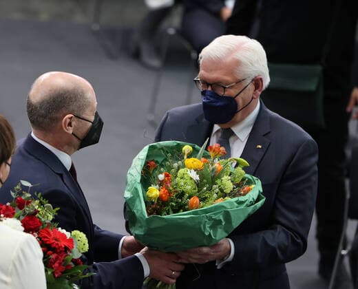 News Bilder des Tages Bundesversammlung 13.02.2022, Germany, Berlin, Bundestag, 17. Bundesversammlung mit Bundeskanzler Olaf Scholz und Angela Merkel, Frank Walter Steinmeier bei der Verkuendung des Wahlergebnisses mit der Wiederwahl, hier mit dem Bundeskanzler Olaf Scholz und Angela Merkel Berlin Berlin Germany *** Federal Assembly 13 02 2022, Germany, Berlin, Bundestag, 17 Federal Assembly with Chancellor Olaf Scholz and Angela Merkel, Frank Walter Steinmeier at the announcement of the election results with the re-election, here with the Chancellor Olaf Scholz and Angela Merkel Berlin Berlin Germany