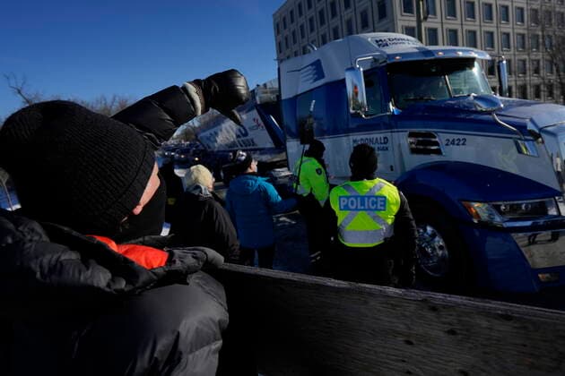 February 13, 2022, Ottawa, ON, CAN: A resident participating in a counter protest give the thumbs down to a truck that was allowed to pass, as counter protesters stop vehicles from driving in a convoy en route to Parliament Hill, on the 17th day of a protest against COVID-19 measures that has grown into a broader anti-government protest, in Ottawa, Sunday, Feb. 13, 2022. Ottawa CAN  - ZUMAc35_ 20220213_zaf_c35_058 Copyright: xJustinxTangx