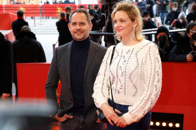 Moritz Bleibtreu mit Begleitung bei der Premiere des Kinofilms A E I O U - Das schnelle Alphabet der Liebe A E I O U - A Quick Alphabet of Love auf der Berlinale 2022 72. Internationale Filmfestspiele Berlin im Berliale Palast. Berlin, 13.02.2022 *** Moritz Bleibtreu with company at the premiere of the feature film A E I O U A Quick Alphabet of Love at the Berlinale 2022 72 Berlin International Film Festival at the Berliale Palast Berlin, 13 02 2022 Foto:xD.xBedrosianx xFuturexImage