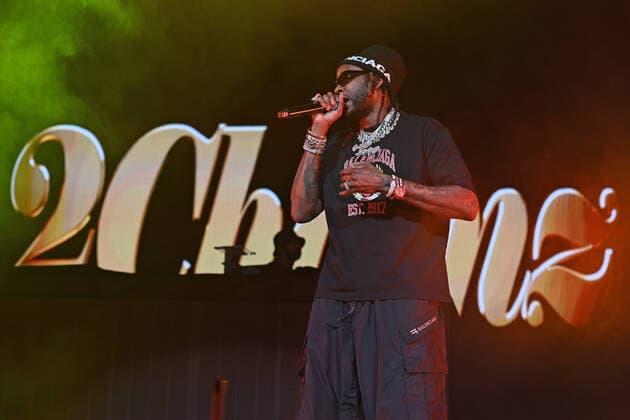 SUNRISE FL - FEBRUARY 12: 2 Chainz performs during the Legendz of the Streetz Tour at The FLA Arena on February 12, 2022 in Sunrise, Florida. Copyright: xmpi04x