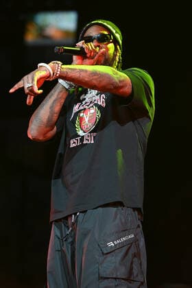 SUNRISE FL - FEBRUARY 12: 2 Chainz performs during the Legendz of the Streetz Tour at The FLA Arena on February 12, 2022 in Sunrise, Florida. Copyright: xmpi04x