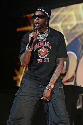 SUNRISE FL - FEBRUARY 12: 2 Chainz performs during the Legendz of the Streetz Tour at The FLA Arena on February 12, 2022 in Sunrise, Florida. Copyright: xmpi04x