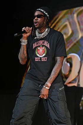 SUNRISE FL - FEBRUARY 12: 2 Chainz performs during the Legendz of the Streetz Tour at The FLA Arena on February 12, 2022 in Sunrise, Florida. Copyright: xmpi04x