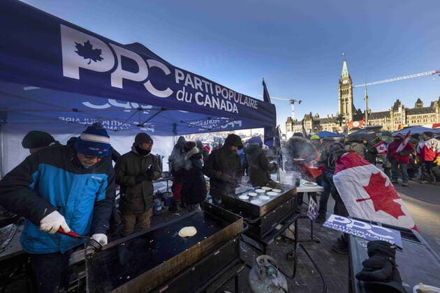 February 13, 2022, Ottawa, on, Canada: Peoples Party of Canada representatives cook pancakes for participants in an anti-mandate protest on Parliament Hill in Ottawa on Sunday, February 13, 2022. Ottawa Canada  - ZUMAc35_ 20220213_zaf_c35_090 Copyright: xFrankxGunnx